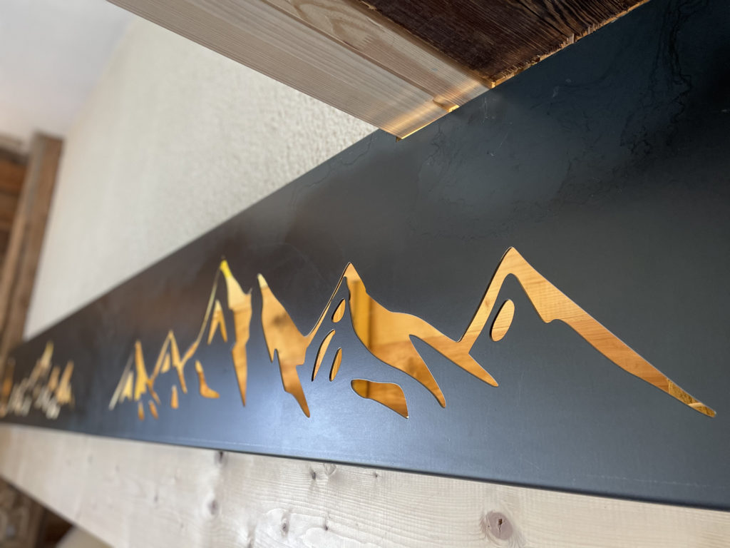 Tôle d'habillage en acier avec dessins découpés au laser motif montagne pour chalet