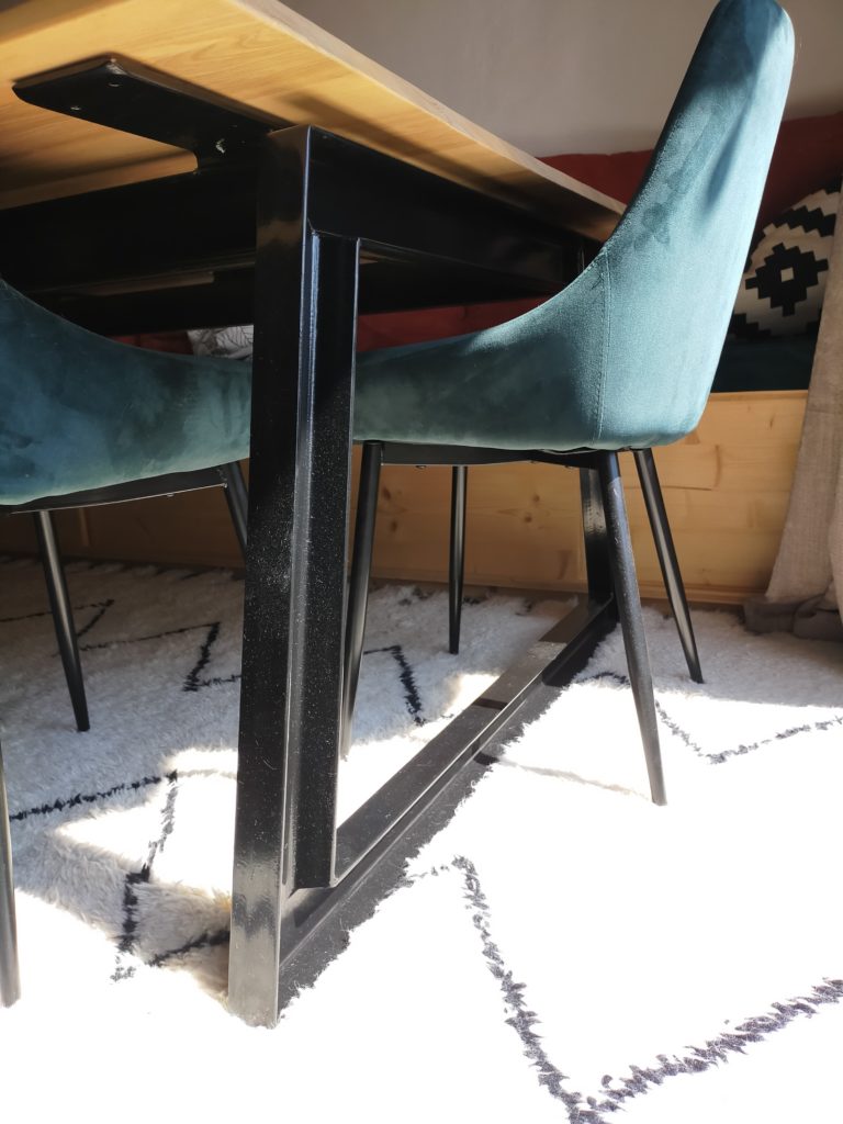 Table avec plateau de bois et pieds en acier noir