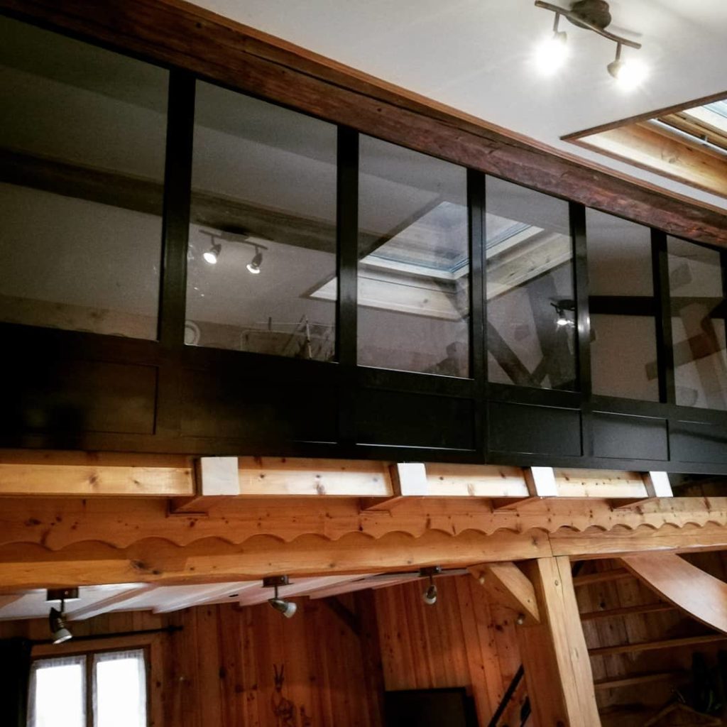 Verrière pour mezzanine, alliance bois et métal pour un intérieur cosy et contemporain