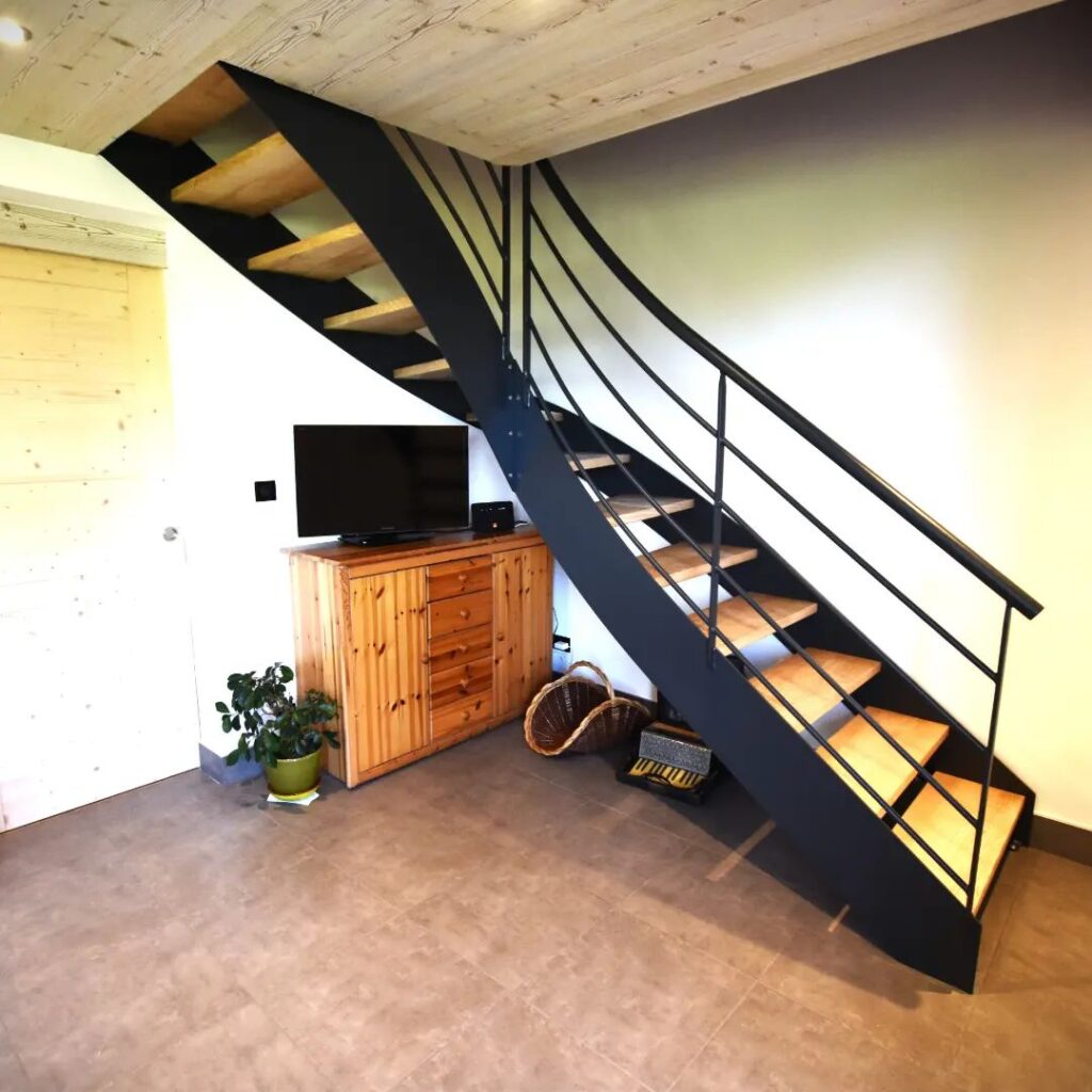 Escalier intérieur quart-tournant, bois métal